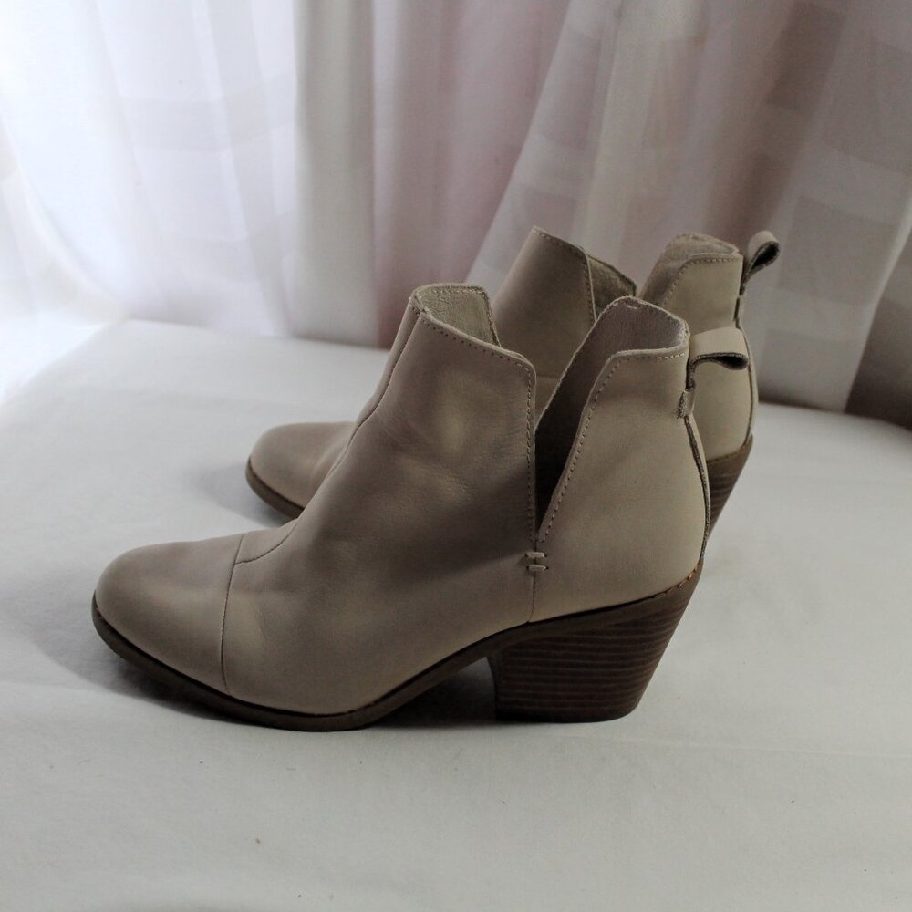 TOMS Everly Cutout Nubuck Leather Booties in Sand, 8 - Picture 2 of 9